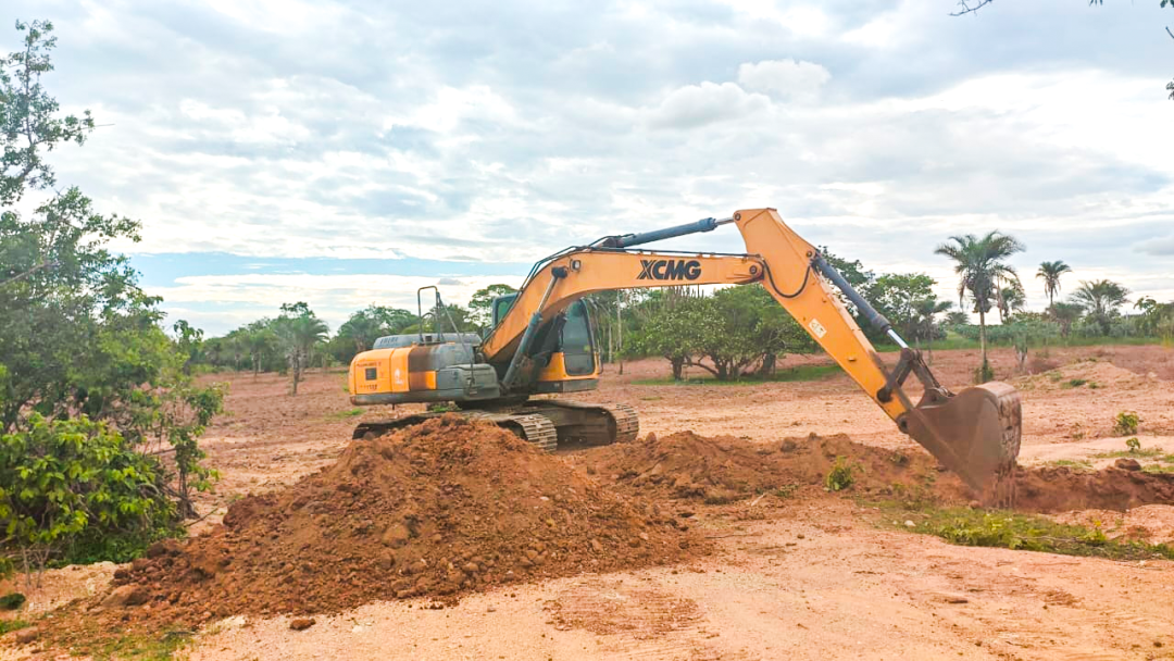Prefeitura de Itiúba intensifica manutenção de estradas com escavadeira para extração de cascalho