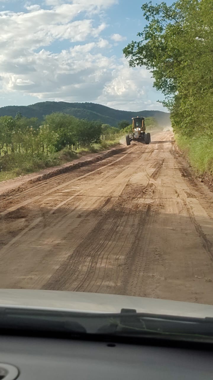 Prefeitura de Itiúba realiza manutenção da estrada vicinal que liga a sede ao povoado de Picos